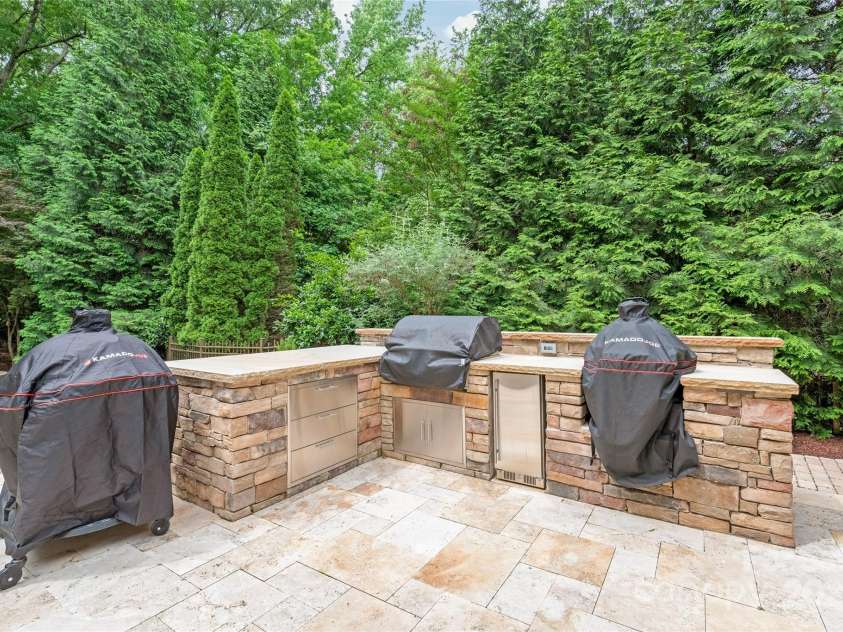 6831 Conservatory Lane, Charlotte, NC 28210.  MLS# CAR4256821, YatesRealty ID 14913. 