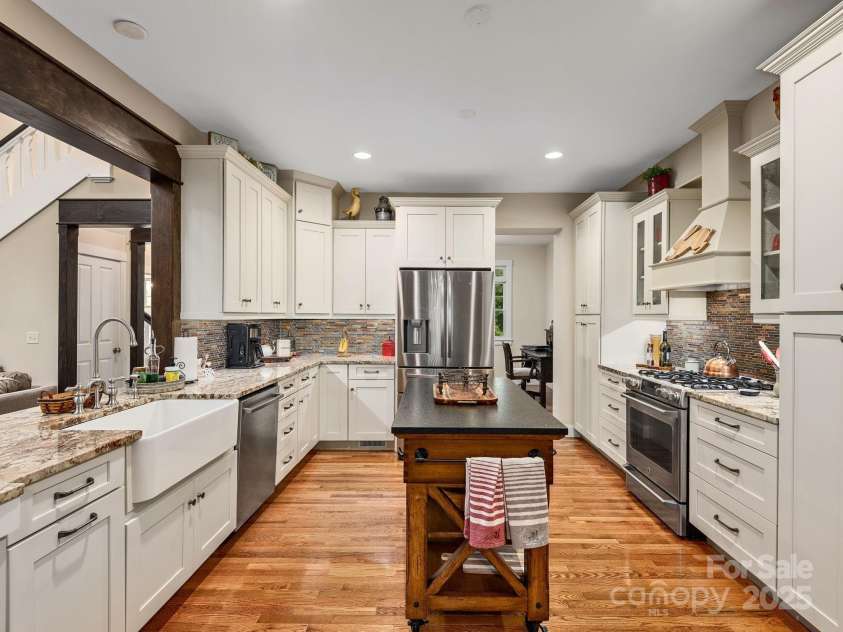 15 Bonnies Lane, Asheville, NC 28803.  MLS# CAR4252426, YatesRealty ID 14917. 