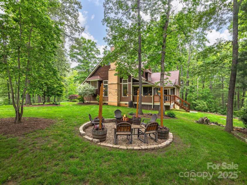 15 Bonnies Lane, Asheville, NC 28803.  MLS# CAR4252426, YatesRealty ID 14917. 