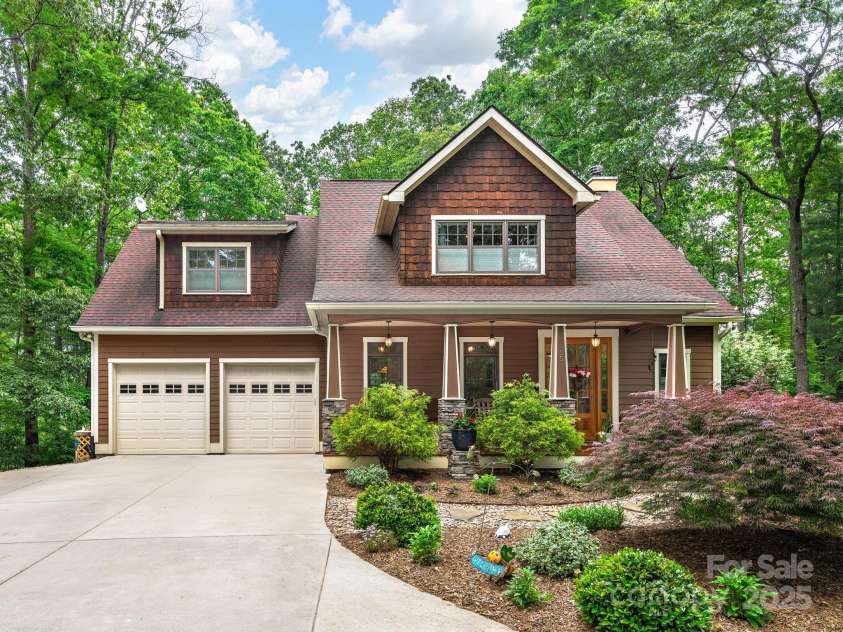 15 Bonnies Lane, Asheville, NC 28803.  MLS# CAR4252426, YatesRealty ID 14917. Welcome home to your beautiful arts and crafts home with all one level living and a yard to die for.