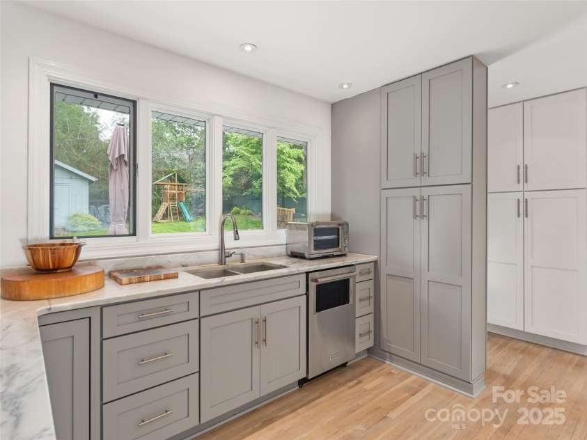 6 Browntown Road, Asheville, NC 28803.  MLS# CAR4262915, YatesRealty ID 14918. Kitchen