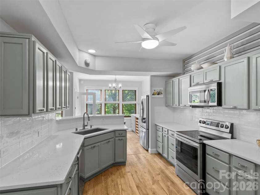 220 Stoney Falls Loop, Burnsville, NC 28714.  MLS# CAR4373084, YatesRealty ID 14919. 
