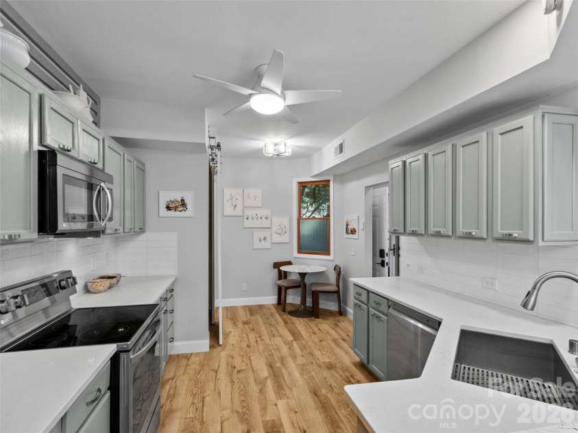 220 Stoney Falls Loop, Burnsville, NC 28714.  MLS# CAR4373084, YatesRealty ID 14919. 