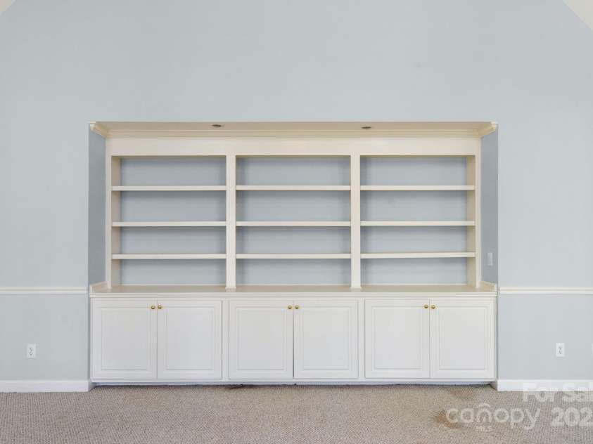 3109 Savannah Hills Drive, Matthews, NC 28105.  MLS# CAR4239036, YatesRealty ID 14925. Built ins Family Room