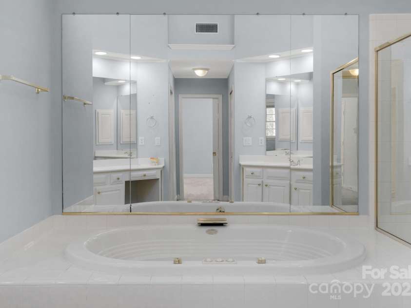 3109 Savannah Hills Drive, Matthews, NC 28105.  MLS# CAR4239036, YatesRealty ID 14925. Primary Bath