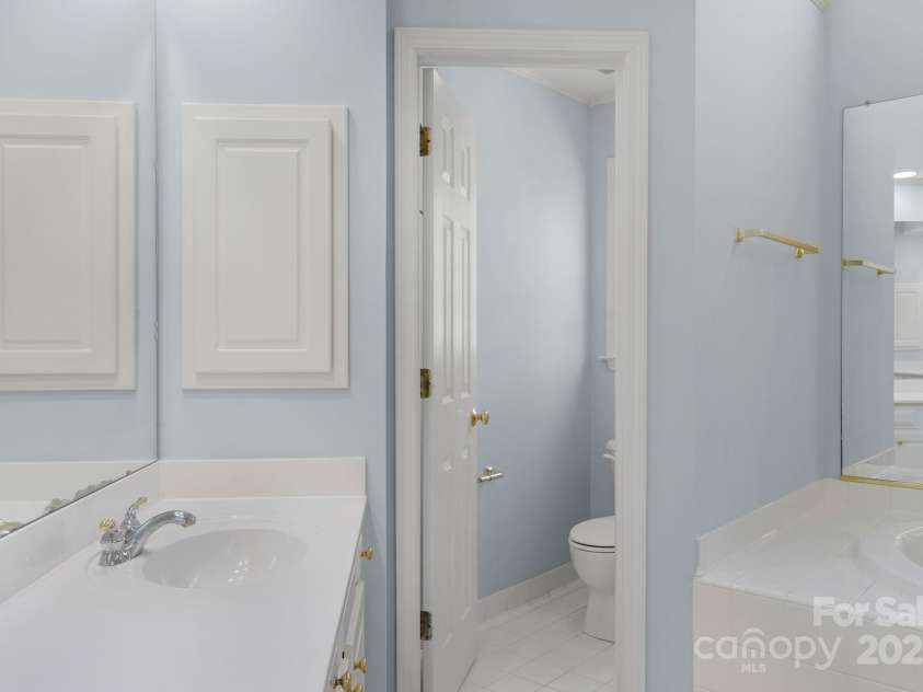 3109 Savannah Hills Drive, Matthews, NC 28105.  MLS# CAR4239036, YatesRealty ID 14925. Primary Bath