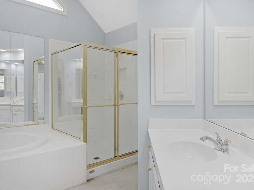 3109 Savannah Hills Drive, Matthews, NC 28105.  MLS# CAR4239036, YatesRealty ID 14925. Primary bath