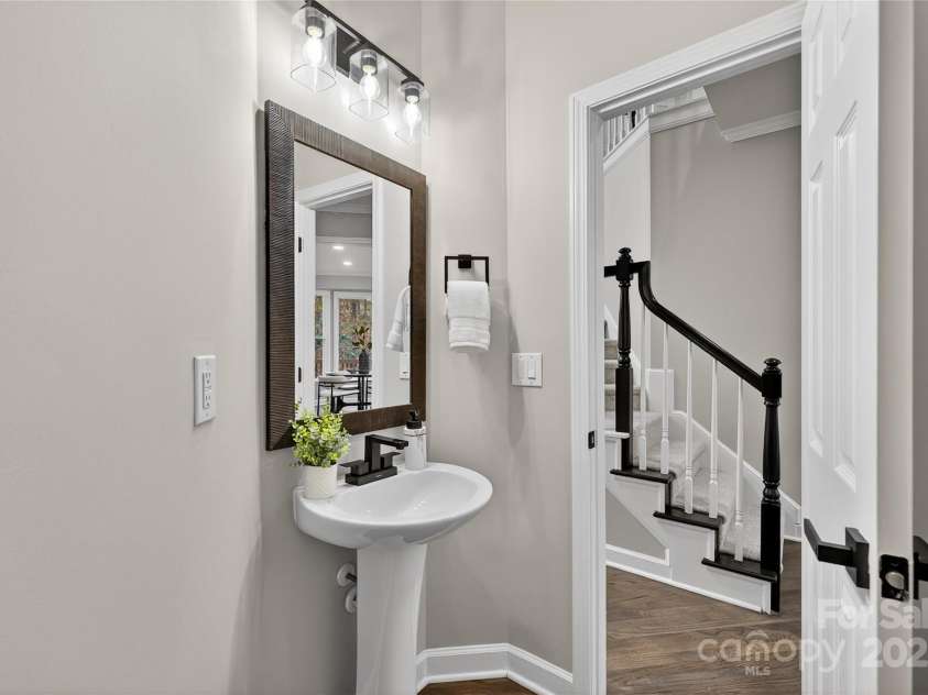 3109 Savannah Hills Drive, Matthews, NC 28105.  MLS# CAR4311056, YatesRealty ID 14925. 1/2 Bath