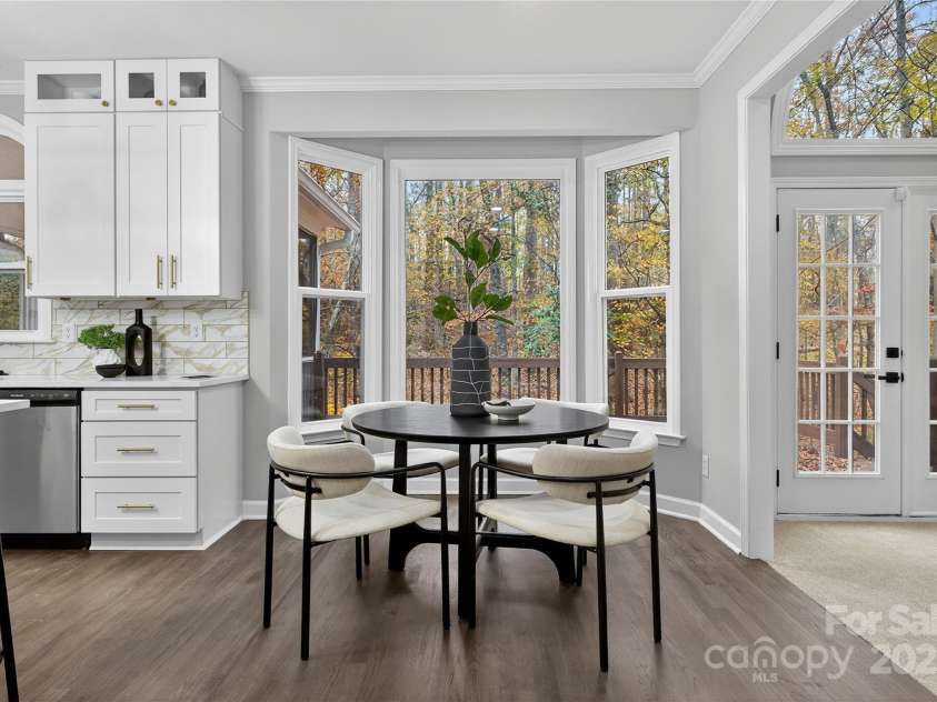 3109 Savannah Hills Drive, Matthews, NC 28105.  MLS# CAR4311056, YatesRealty ID 14925. Eat in Kitchen