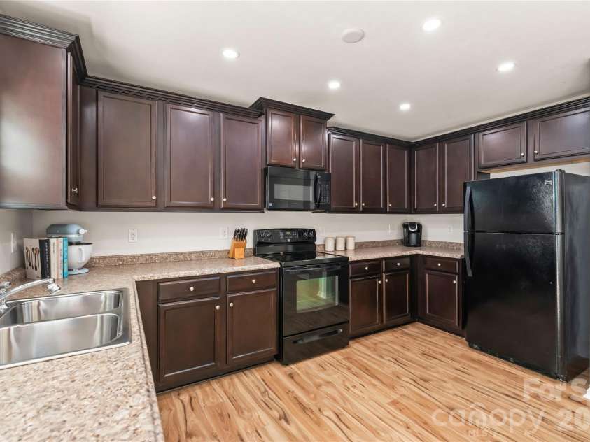 4166 Cordell Court, Midland, NC 28107.  MLS# CAR4373907, YatesRealty ID 14926. Gorgeous Kitchen with Ample Cabinetry