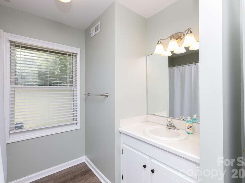 1711 Cricket Run, York, SC 29745.  MLS# CAR4373587, YatesRealty ID 14927. Guest Bath