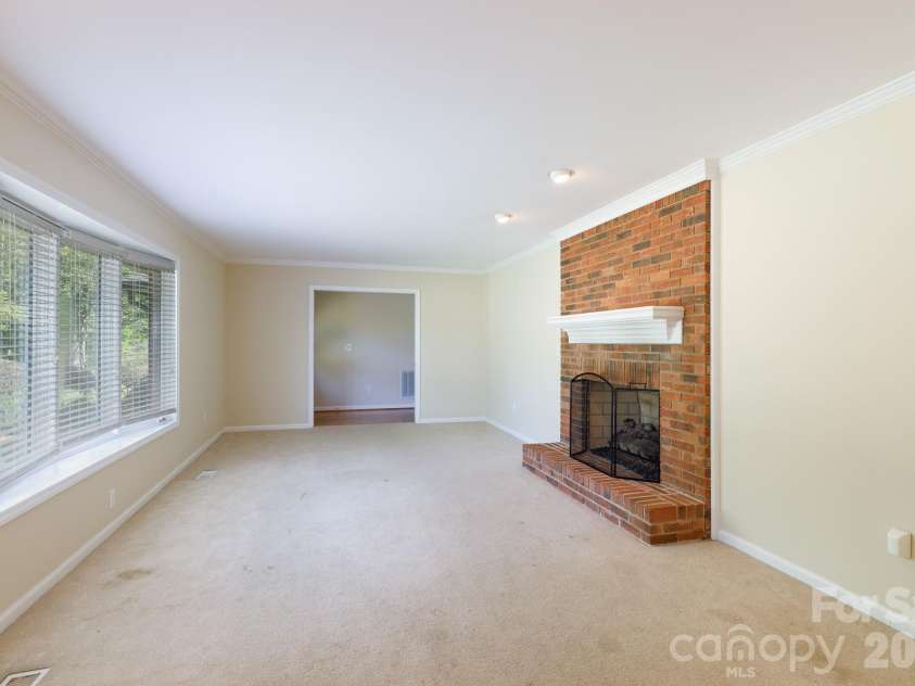 1711 Cricket Run, York, SC 29745.  MLS# CAR4373587, YatesRealty ID 14927. Living Room