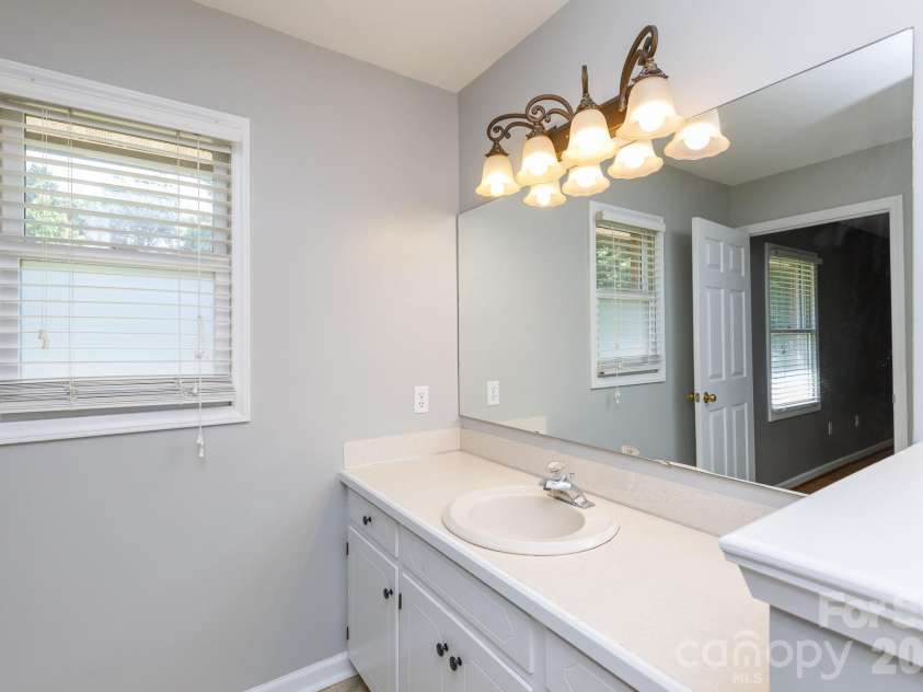 1711 Cricket Run, York, SC 29745.  MLS# CAR4373587, YatesRealty ID 14927. Primary Bathroom
