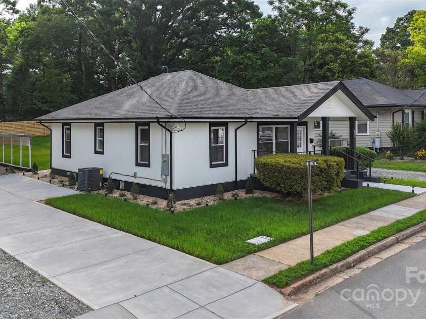 418 Link Street, Fort Mill, SC 29715.  MLS# CAR4259175, YatesRealty ID 14928. 