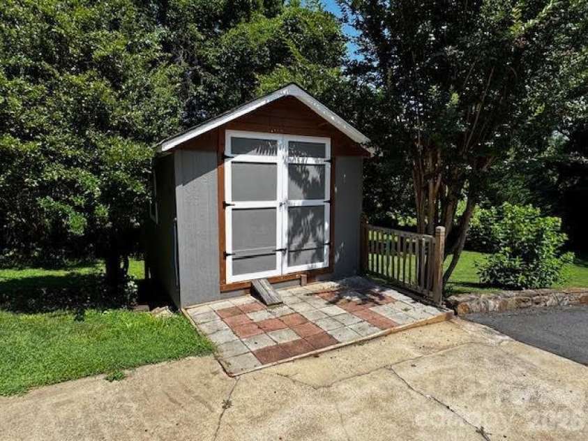 204 Brentwood Drive, Maiden, NC 28650.  MLS# CAR4373069, YatesRealty ID 14929. 