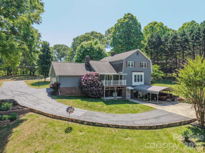 204 Brentwood Drive, Maiden, NC 28650.  MLS# CAR4373069, YatesRealty ID 14929. 