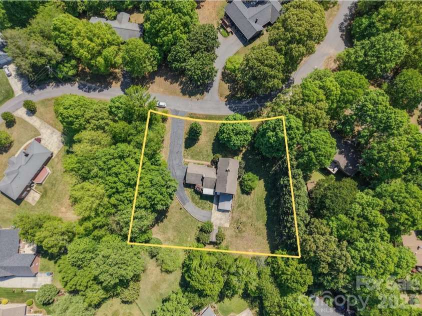 204 Brentwood Drive, Maiden, NC 28650.  MLS# CAR4373069, YatesRealty ID 14929. 