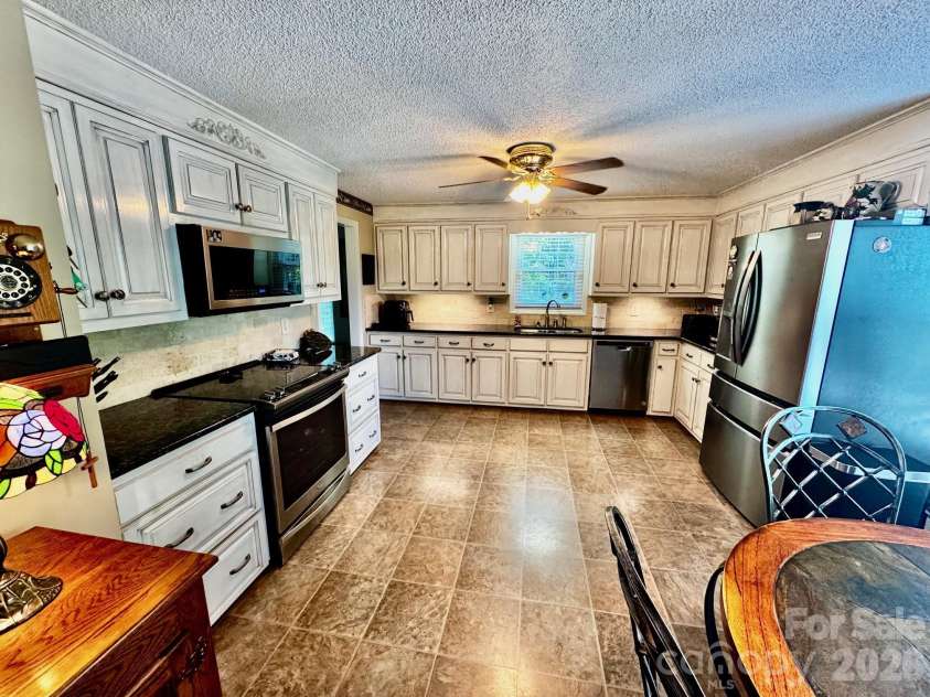 204 Brentwood Drive, Maiden, NC 28650.  MLS# CAR4373069, YatesRealty ID 14929. Updated custom kitchen