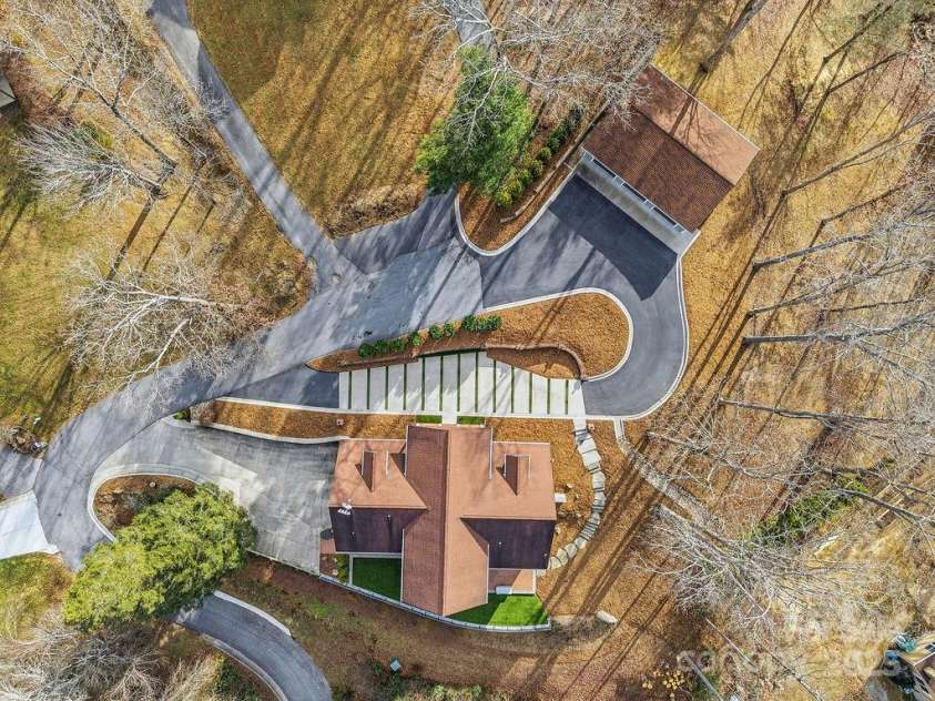 38 Sweetwater Oaks Drive, Fletcher, NC 28732.  MLS# CAR4331629, YatesRealty ID 1493. Clean landscaping and grounds