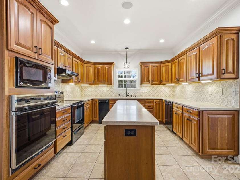 38 Sweetwater Oaks Drive, Fletcher, NC 28732.  MLS# CAR4331629, YatesRealty ID 1493. Spacious Kitchen