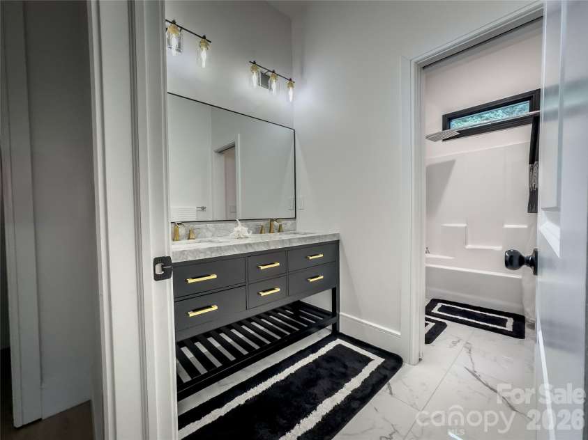 668 Players Ridge Road, Hickory, NC 28601.  MLS# CAR4306276, YatesRealty ID 1493. 