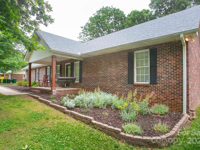 1610 Ford Street, Charlotte, NC 28216.  MLS# CAR4257993, YatesRealty ID 14930. Don't you just LOVE all-brick homes?!?