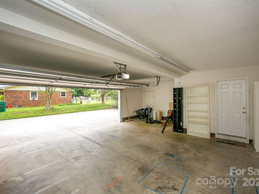 1610 Ford Street, Charlotte, NC 28216.  MLS# CAR4257993, YatesRealty ID 14930. What an amazing oversized garage at 552 square feet.