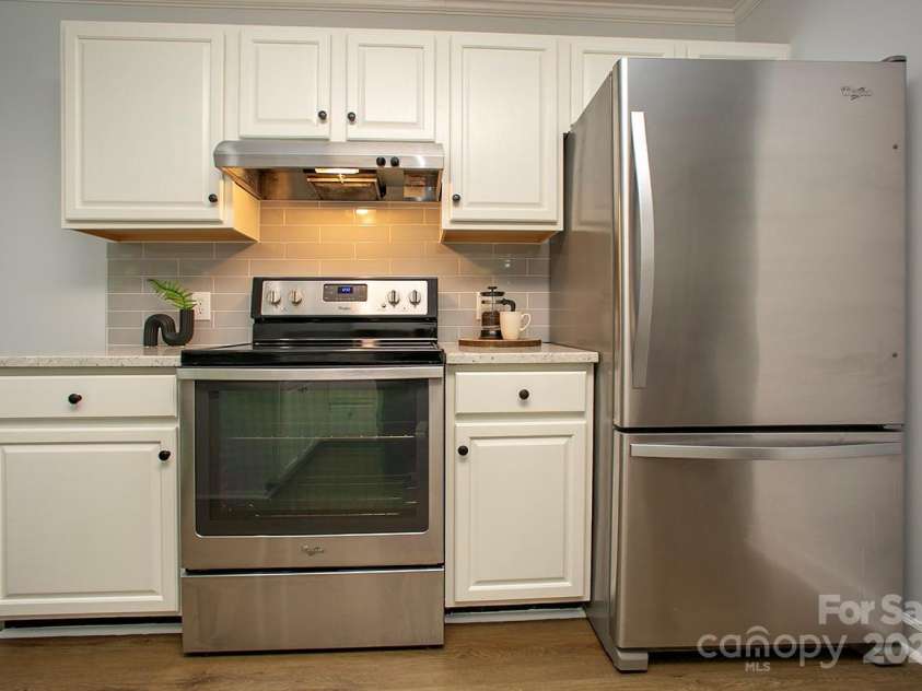 1610 Ford Street, Charlotte, NC 28216.  MLS# CAR4257993, YatesRealty ID 14930. Yes, you'll love to cook in your sparkling updated kitchen.
