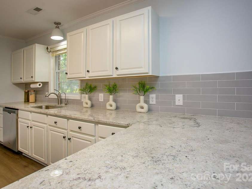 1610 Ford Street, Charlotte, NC 28216.  MLS# CAR4257993, YatesRealty ID 14930. Your new kitchen sparkles with brand-new granite countertops and modern cabinetry.