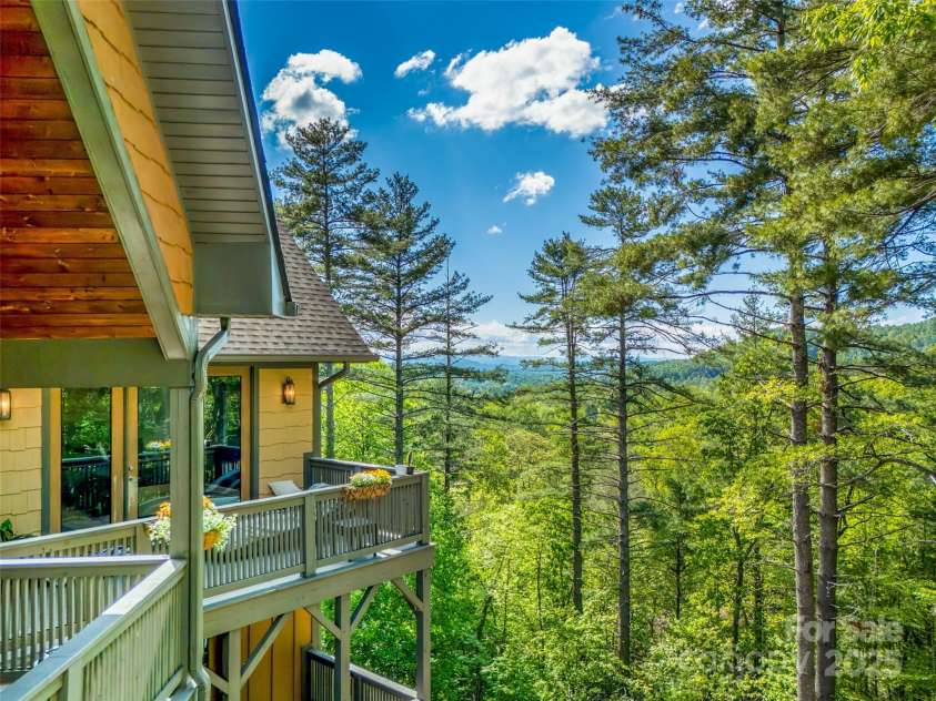 20 Angler Trail, Asheville, NC 28803.  MLS# CAR4258628, YatesRealty ID 14933. 