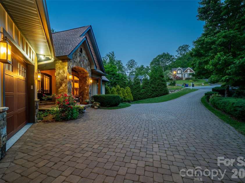 20 Angler Trail, Asheville, NC 28803.  MLS# CAR4258628, YatesRealty ID 14933. 