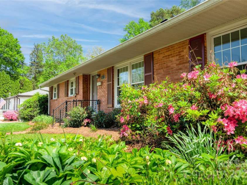 4925 Seacroft Road, Charlotte, NC 28210.  MLS# CAR4245256, YatesRealty ID 14934. 