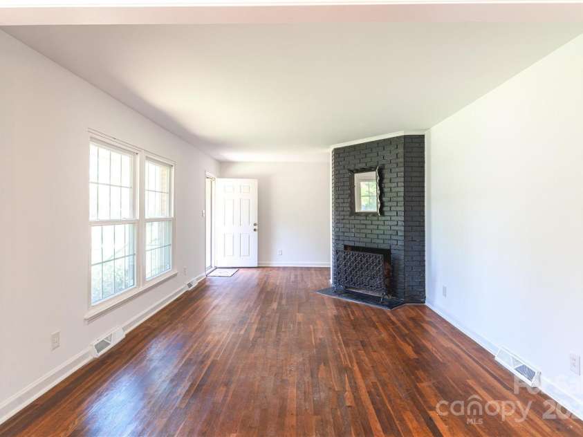 4925 Seacroft Road, Charlotte, NC 28210.  MLS# CAR4245256, YatesRealty ID 14934. ENTRY/LIVING ROOM