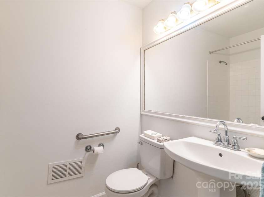 4925 Seacroft Road, Charlotte, NC 28210.  MLS# CAR4245256, YatesRealty ID 14934. HALL BATHROOM