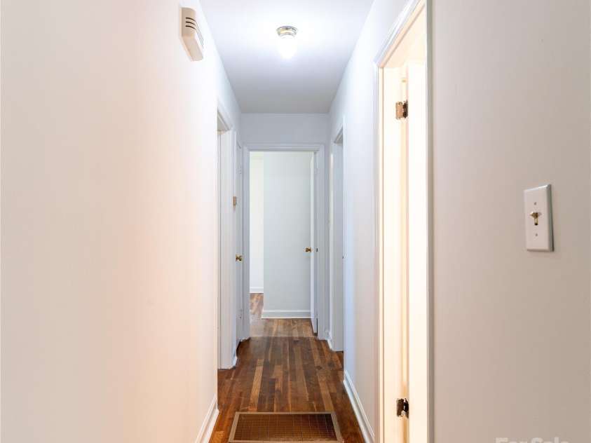 4925 Seacroft Road, Charlotte, NC 28210.  MLS# CAR4245256, YatesRealty ID 14934. HALLWAY