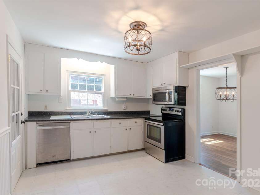 4925 Seacroft Road, Charlotte, NC 28210.  MLS# CAR4245256, YatesRealty ID 14934. KITCHEN