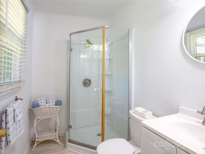 4925 Seacroft Road, Charlotte, NC 28210.  MLS# CAR4245256, YatesRealty ID 14934. PRIMARY BATHROOM