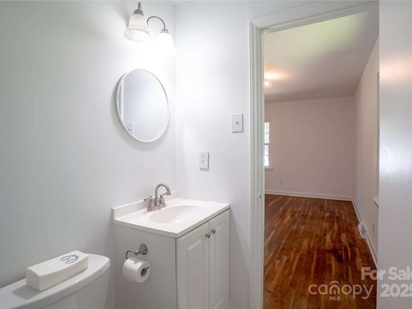 4925 Seacroft Road, Charlotte, NC 28210.  MLS# CAR4245256, YatesRealty ID 14934. PRIMARY BATHROOM