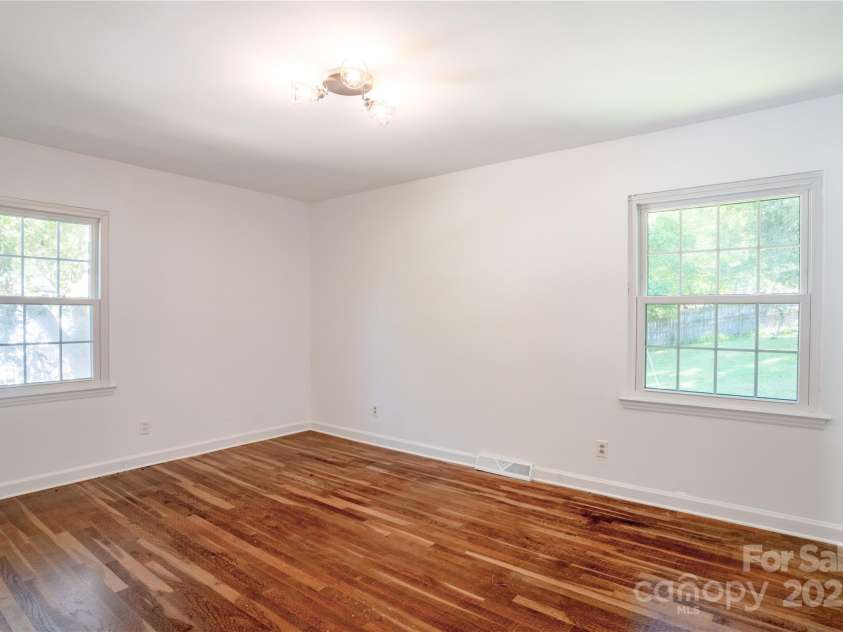 4925 Seacroft Road, Charlotte, NC 28210.  MLS# CAR4245256, YatesRealty ID 14934. PRIMARY BEDROOM