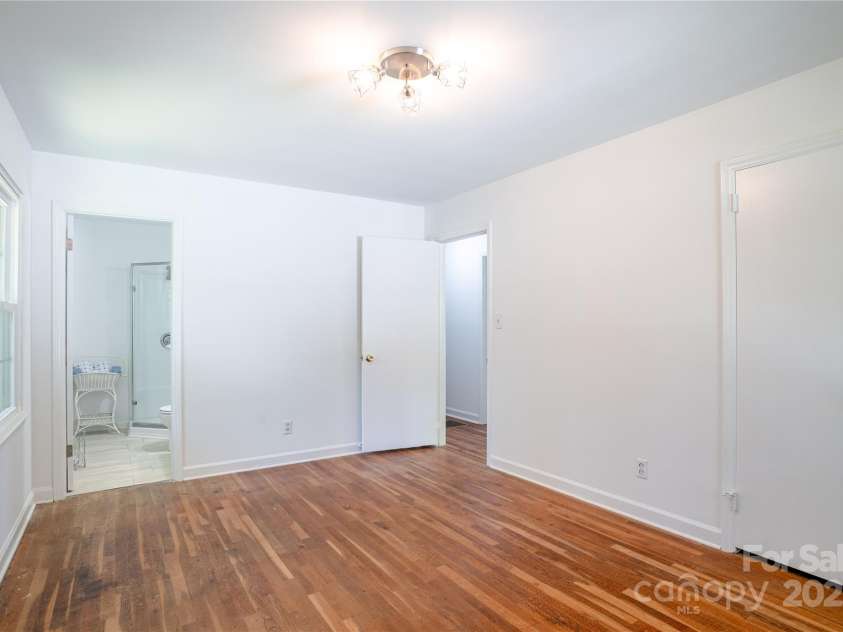 4925 Seacroft Road, Charlotte, NC 28210.  MLS# CAR4245256, YatesRealty ID 14934. PRIMARY BEDROOM