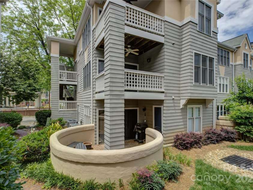 226 Queens Road, Charlotte, NC 28204.  MLS# CAR4261070, YatesRealty ID 14935. Second floor end unit