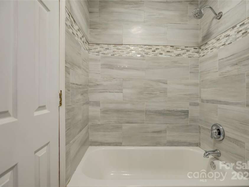 226 Queens Road, Charlotte, NC 28204.  MLS# CAR4261070, YatesRealty ID 14935. Tiled shower
