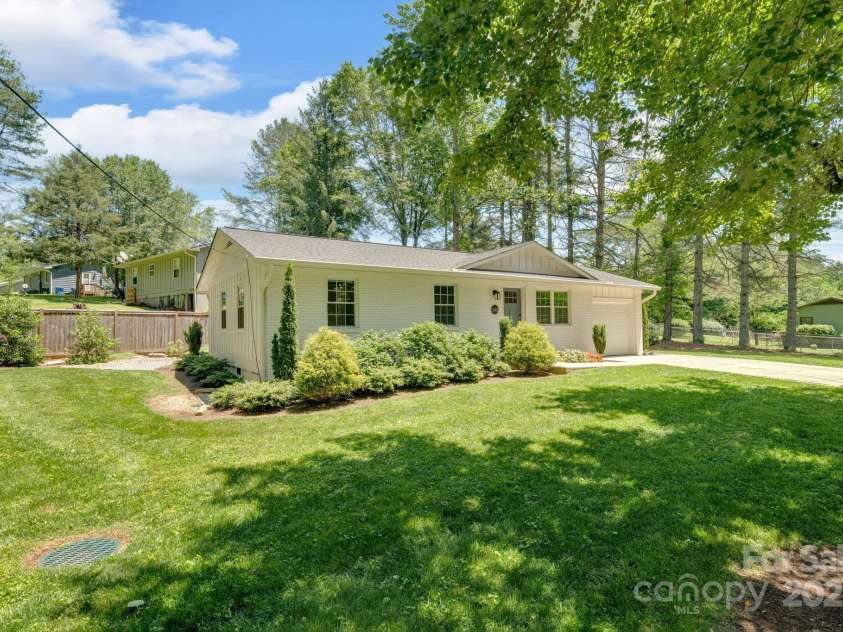 342 Silversteen Drive, Brevard, NC 28712.  MLS# CAR4261211, YatesRealty ID 14938. 