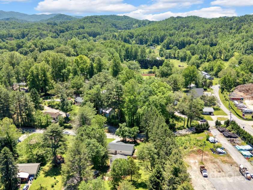 342 Silversteen Drive, Brevard, NC 28712.  MLS# CAR4261211, YatesRealty ID 14938. So close to the mountains and downtown!