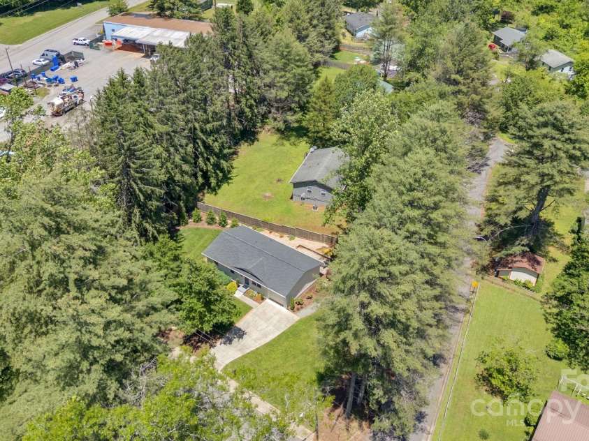 342 Silversteen Drive, Brevard, NC 28712.  MLS# CAR4261211, YatesRealty ID 14938. So close to the mountains and downtown!