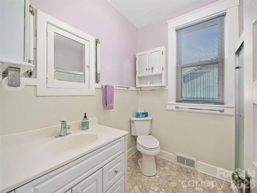 45 Summit Street, Burnsville, NC 28714.  MLS# CAR4372518, YatesRealty ID 14938. Full Bathroom with Step-In Shower