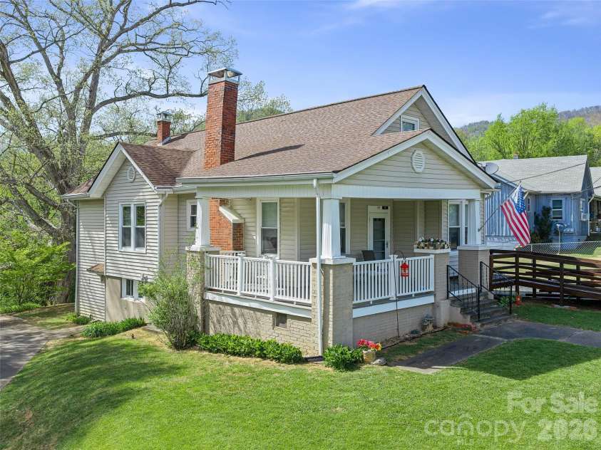 45 Summit Street, Burnsville, NC 28714.  MLS# CAR4372518, YatesRealty ID 14938. Welcome to 45 Summit St!
