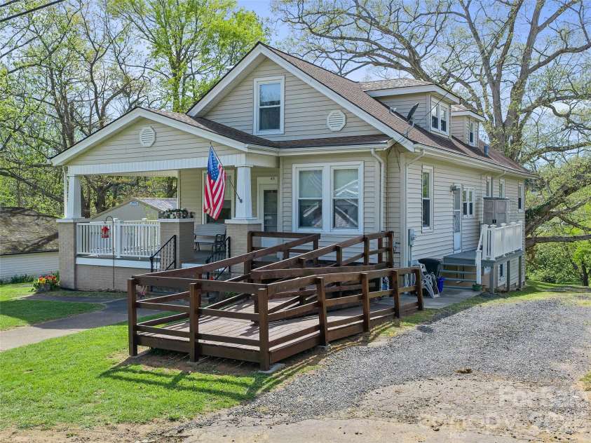 45 Summit Street, Burnsville, NC 28714.  MLS# CAR4372518, YatesRealty ID 14938. Welcome to 45 Summit St!