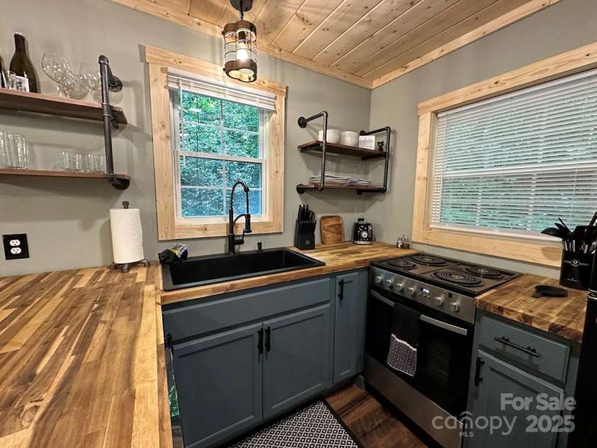 30 Rainbow Lake Circle, Black Mountain, NC 28711.  MLS# CAR4228159, YatesRealty ID 14941. 