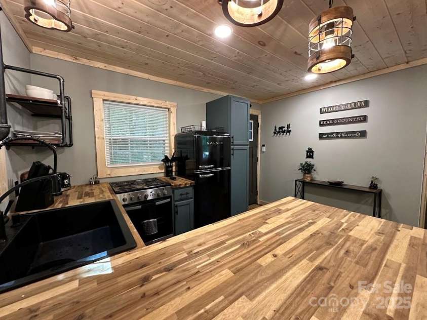30 Rainbow Lake Circle, Black Mountain, NC 28711.  MLS# CAR4228159, YatesRealty ID 14941. 